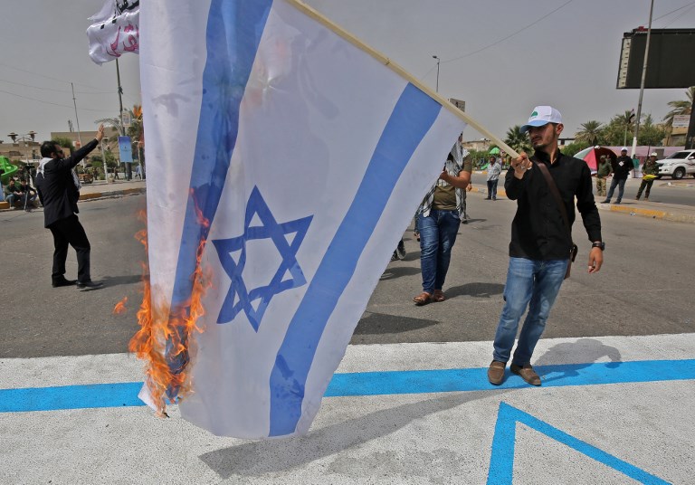 مقاتلون شيعة خلال مسيرة بمناسبة 